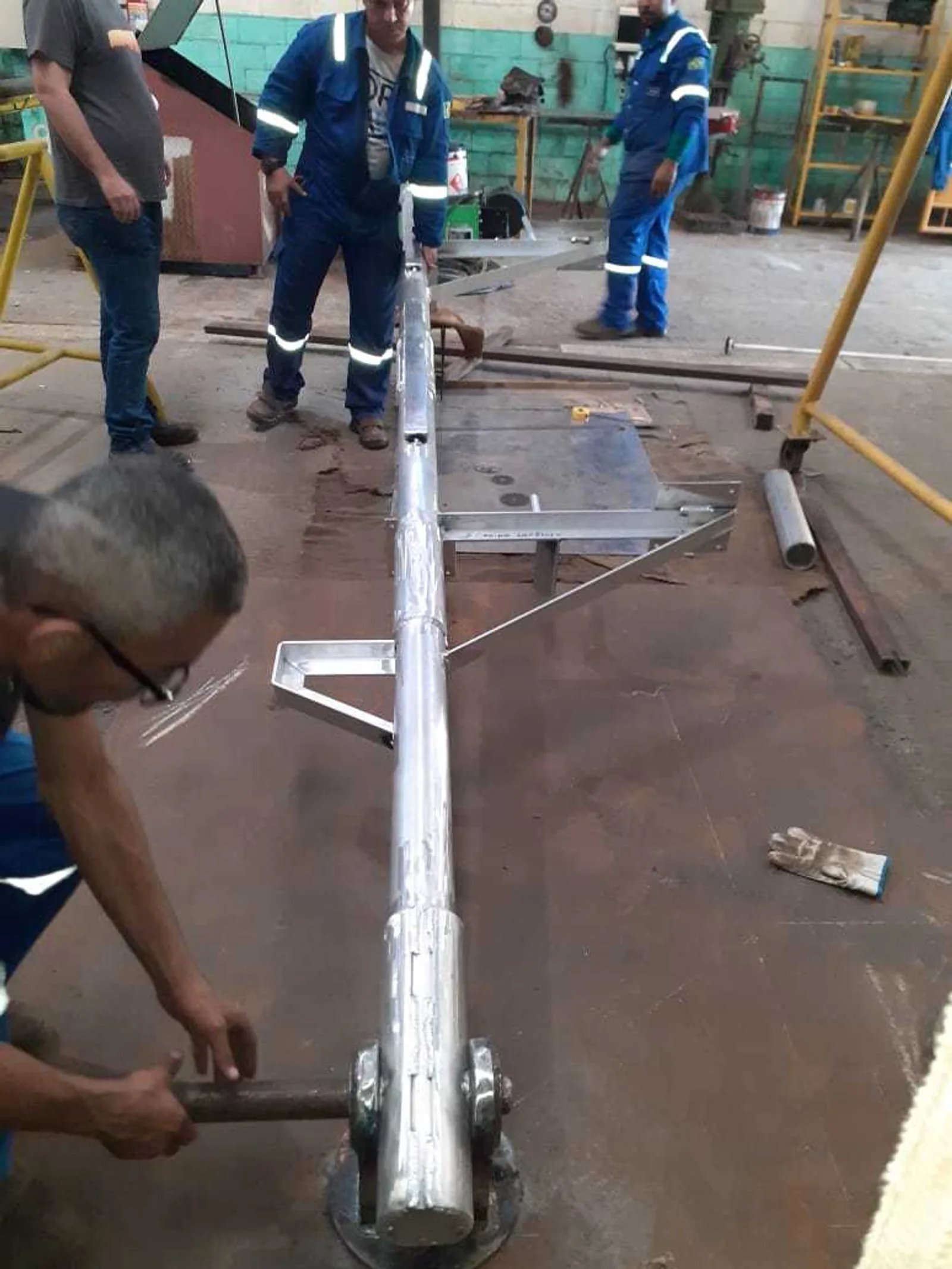 Fabricação de mastro retrátil em alumínio realizada pela MAC. Foto 1 de 6.